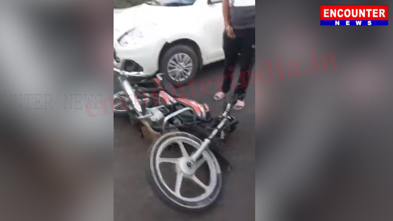 कार ने मोटरसाइकिल सवार युवकों को मारी टक्कर, देखें वीडियो