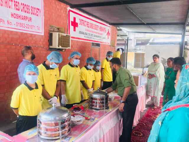 Punjab: टक शॉप्स दिव्यांगों के लिए पैदा कर रही रोजगार, IAS Komal Mittal की पहल से हुआ संभव