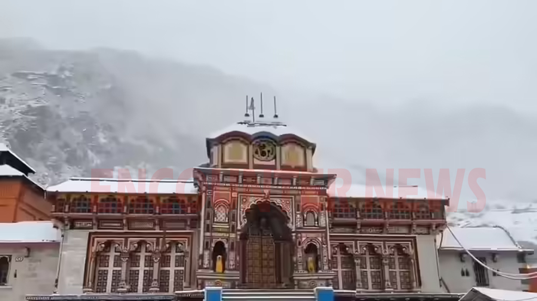 बद्रीनाथ धाम में चारों और बिछी बर्फ की सफेद चादर