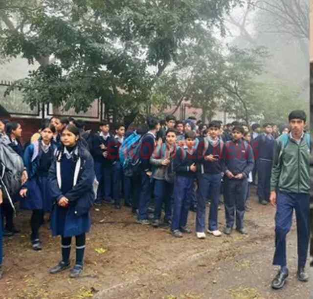 5 स्कूलों को बम से उड़ाने की मिली धमकी, बच्चों को की छुट्टी, प्रशासन में मचा हड़कंप , देखें वीडियो