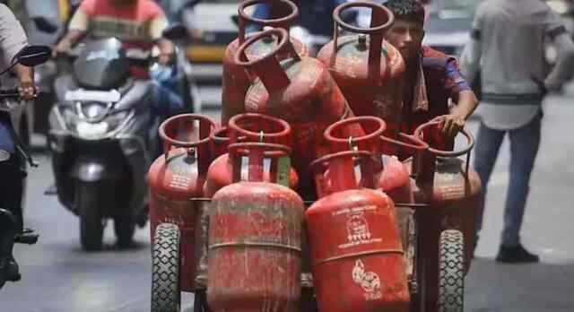 बड़ा झटकाः LPG Gas की कीमतों में हुई बढ़ौतरी