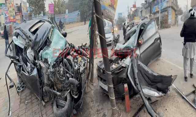 Punjab News: रेत से भरी ट्रैक्टर-ट्रॉली और कार की टक्कर में गाड़ी के उड़े परखच्चे, चालक फरार, देखें वीडियो