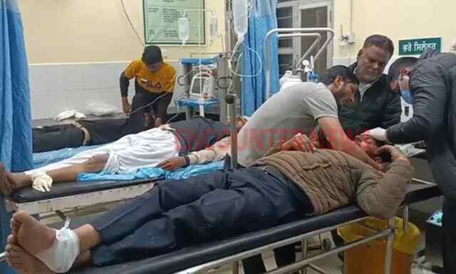Punjab News: रॉन्ग साइड से आ रही कार ने ऑटो को मारी टक्कर, 11 घायल