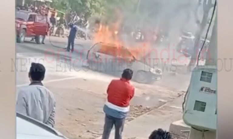 Punjab News :Workshop में खड़ी कार को लगी आग, देखें वीडियो