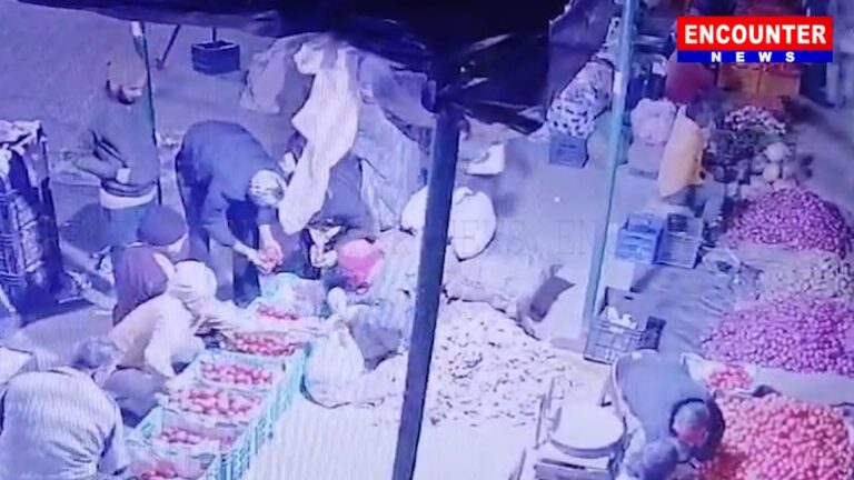 Punjab News : आढ़तियों ने जेबकतरे को रंगे हाथों पकड़ा, देखें वीडियो