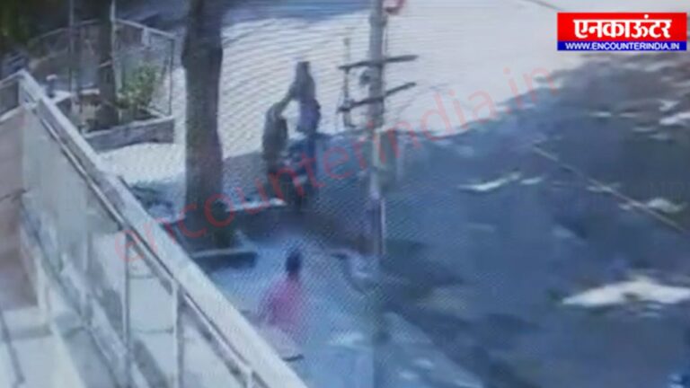 धूप सेक रही महिला से लुटेरे चेन छीनकर हुए फरार, घटना CCTV में कैद, देखें वीडियो