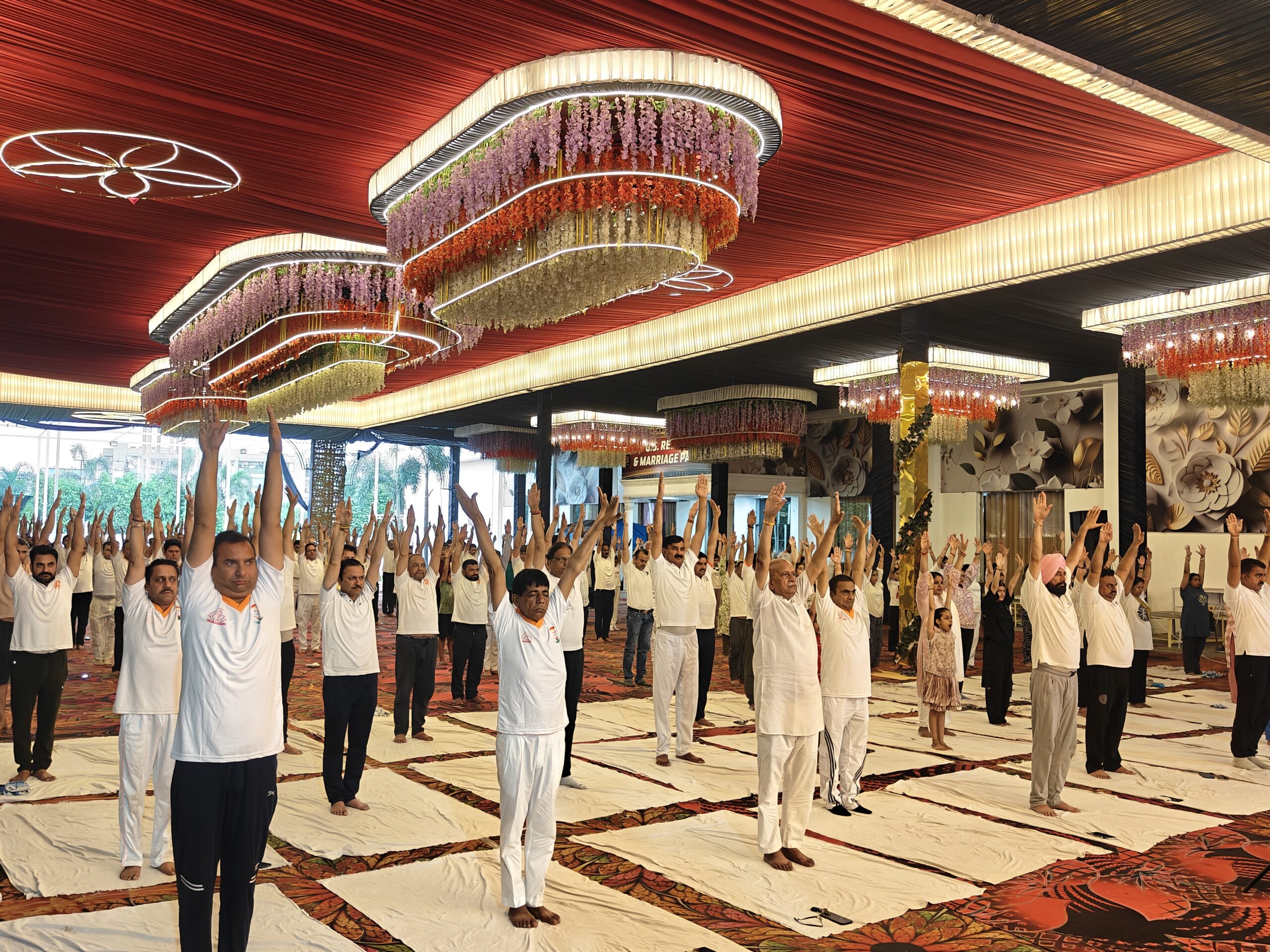 बद्दी के जीएस पैलेस में धूमधाम से मनाया गया योग दिवस