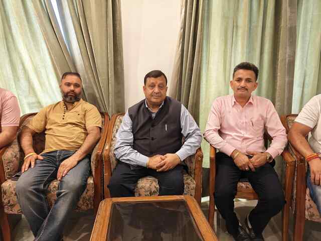 बद्दी पहुंचने पर हुआ वॉलीबॉल फेडरेशन के राष्ट्रीय अध्यक्ष वीरेंद्र कंवर का जोरदार स्वागत