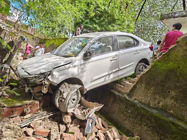 रोगी को दवाई दिलाने आई एक कार हुई बेकाबू, पुलिस ने चालक के खिलाफ किया मामला दर्ज