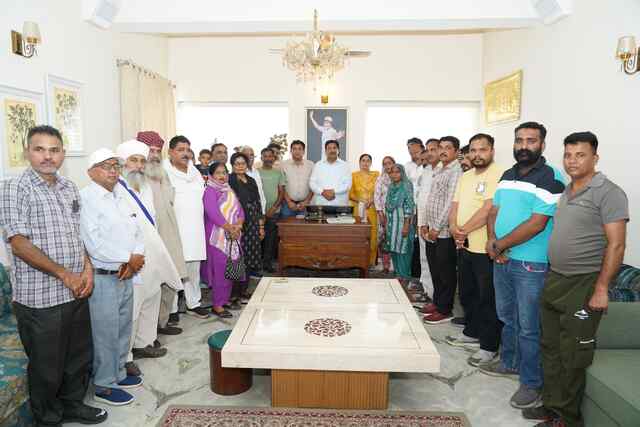 Himachal News: उप मुख्यमंत्री ने जरूरतमंदों को वितरित किए चेक