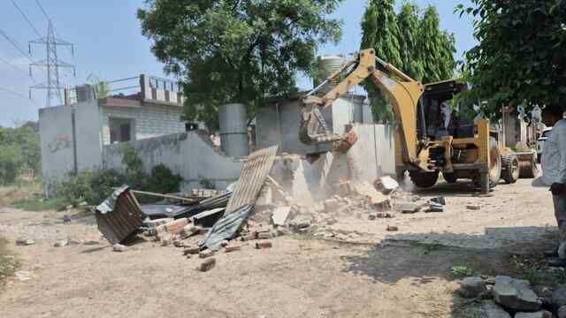 नशे तस्कर के अवैध कब्जे पर चला प्रशासन का पीला पंजा