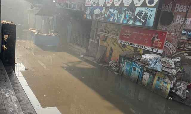 Himachal News: पुरानी सब्जी मंडी में नालियाँ जाम, दुकानों में घुसा गन्दा पानी