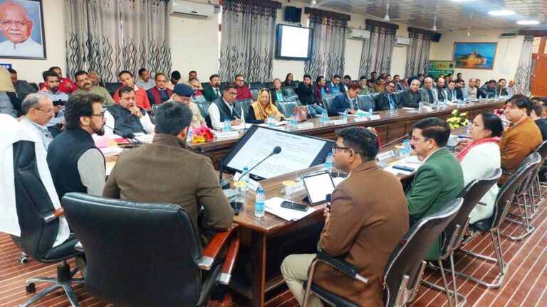सांसद अनुराग ठाकुर ने की विकास योजनाओं की समीक्षा, कार्यों में तेजी लाने के निर्देश
