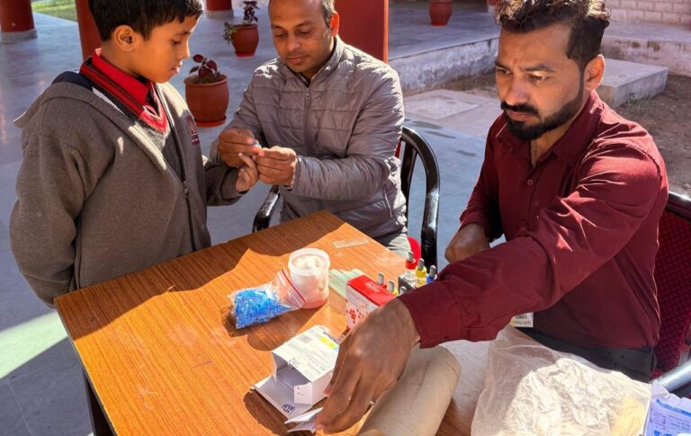 अस्पताल सेवा टीम ने केंद्रीय विद्यालय सलोह में किए 700 बच्चो के ब्लड ग्रुप टेस्ट