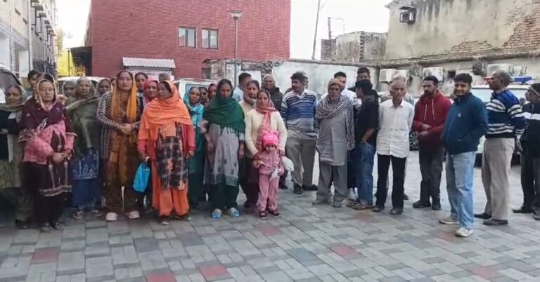 माजरा मकोलगढ के लोगों ने डीसी से मलूवाल माजरा गांव में शामिल किए जाने का विरोध जताया