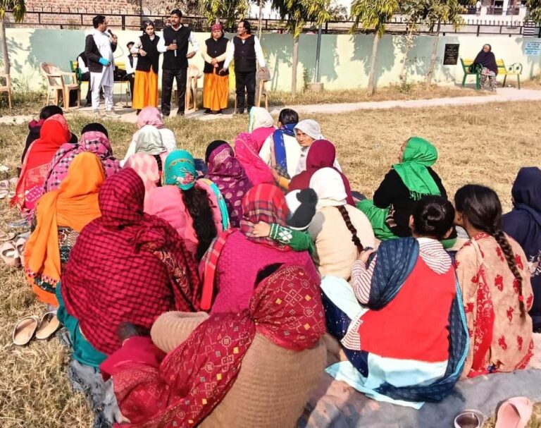 नुक्कड़ नाटकों के जरिए लोगों को दी सरकारी योजनाओं की जानकारी