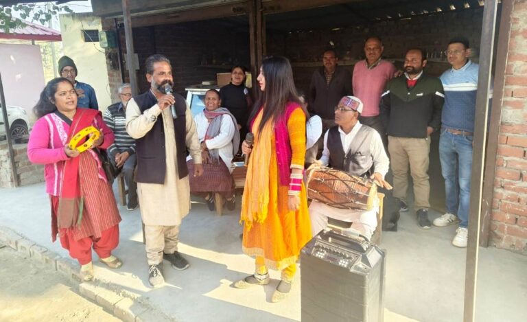 फोक मीडिया दलों ने दी सरकारी योजनाओं की जानकारी
