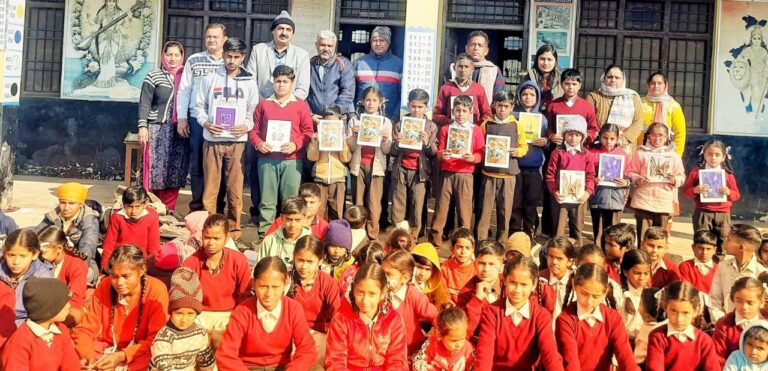 बंगाणा के सौर ऊर्जा अघलौर ने छात्रों को बांटी सामग्री