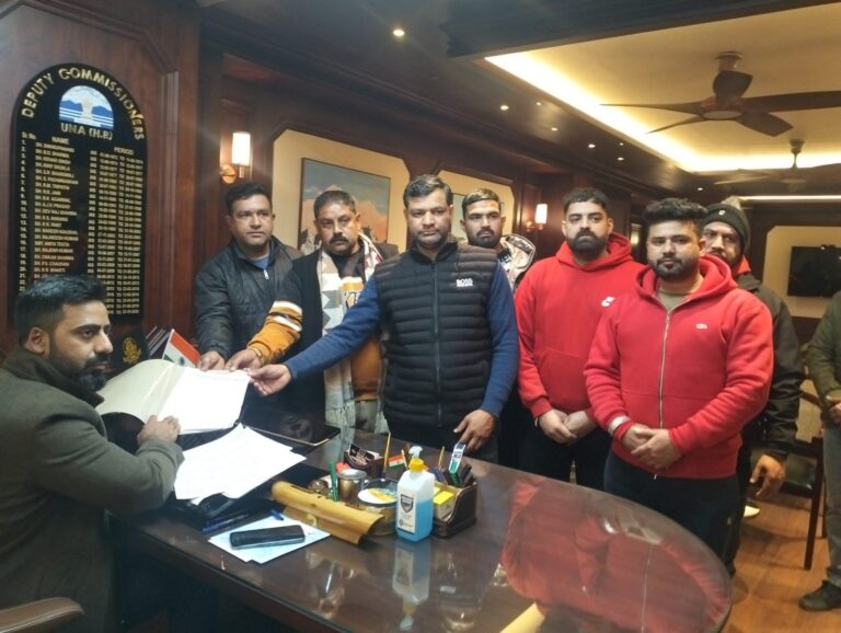 वायरल पोस्ट के खिलाफ जिला प्रशासन को वहडाला प्रधान ने सौंपा ज्ञापन