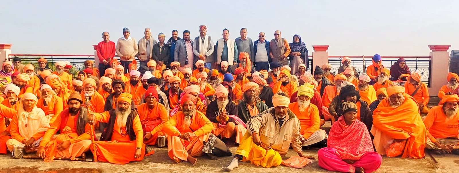 धौमेश्वर मंदिर तलमेहड़ा में स्वामी ओंकारानंद की पुण्यतिथि पर कमेटी ने साधु संतों को बांटे गर्म कपड़े