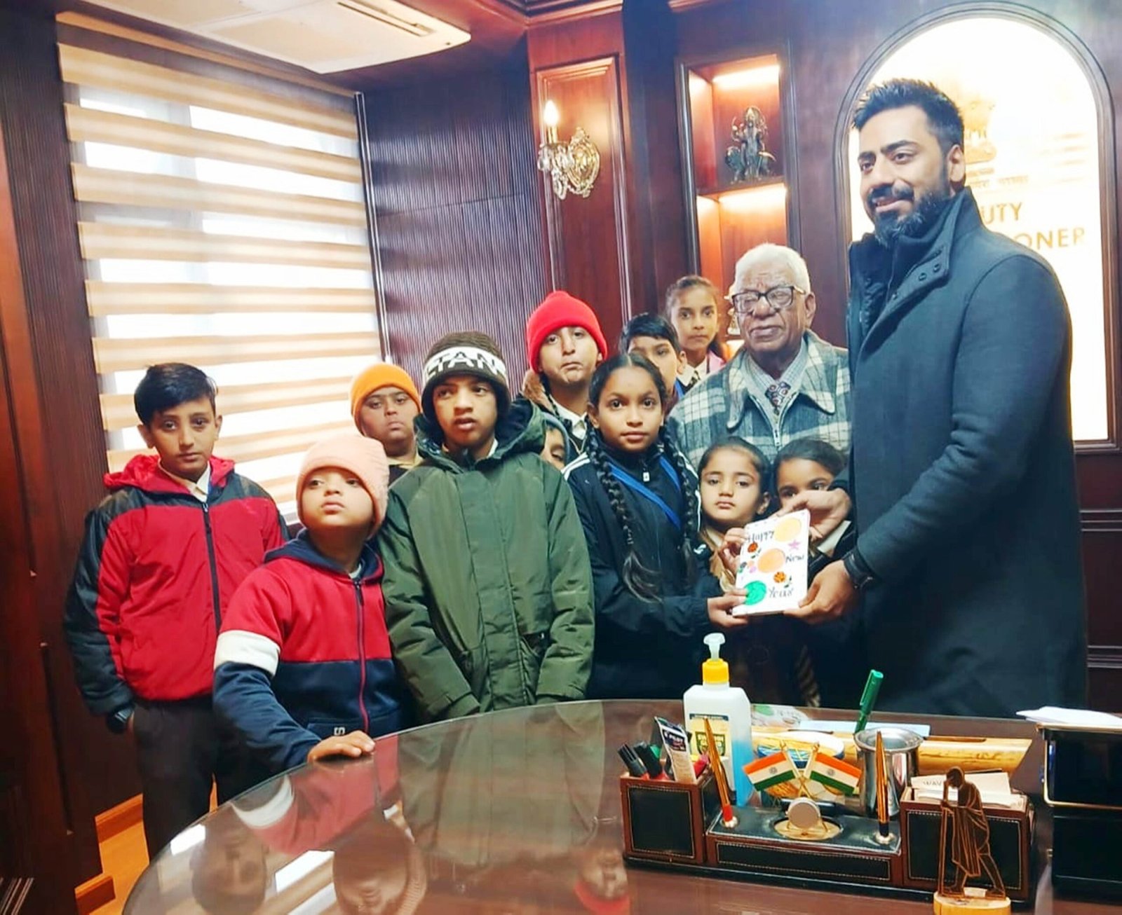 विशेष बच्चों ने डीसी को दी ‘हैपी न्यू ईयर’ की शुभकामनाएं