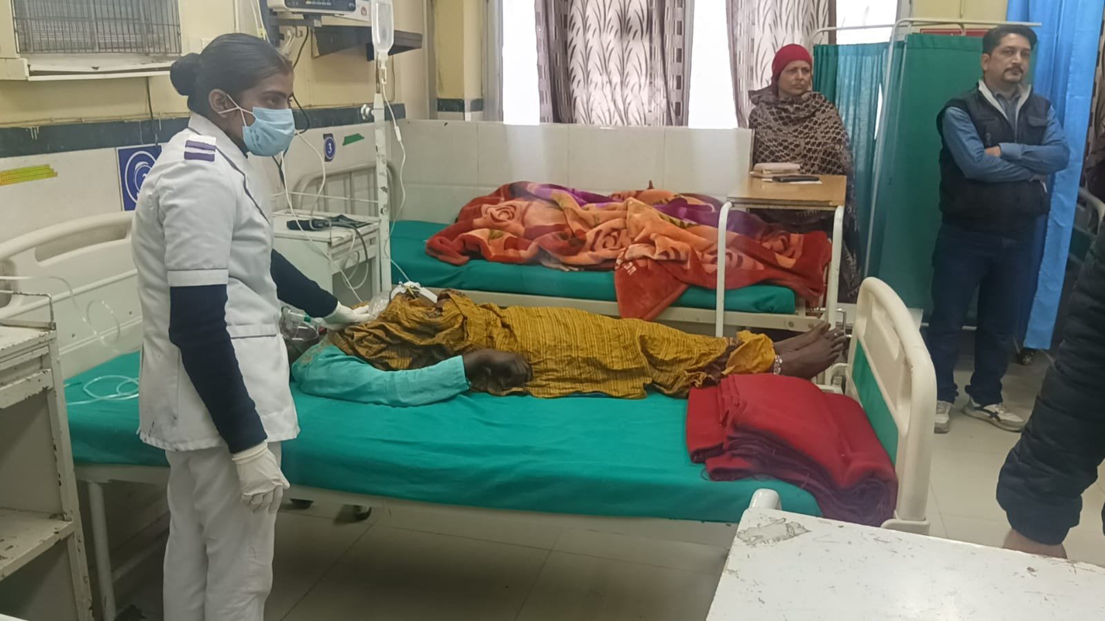 कमरे में अंगीठी जलाकर सो रहे परिवारिक 5 लोग हुए बेहोश