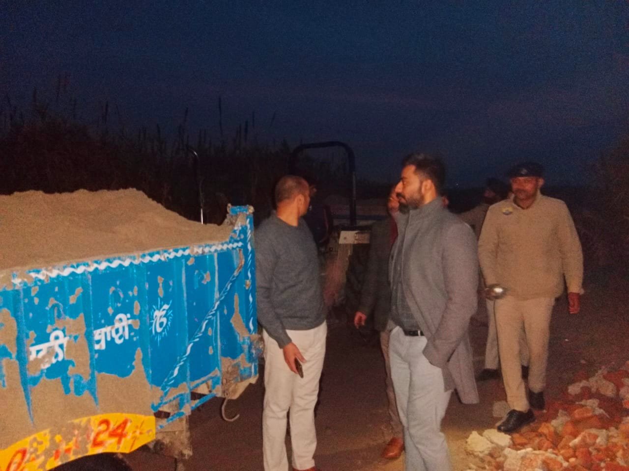 अवैध खनन पर सख्ती: डीसी-एसपी ने फतेहपुर में की औचक छापेमारी, 3 ट्रैक्टर जब्त