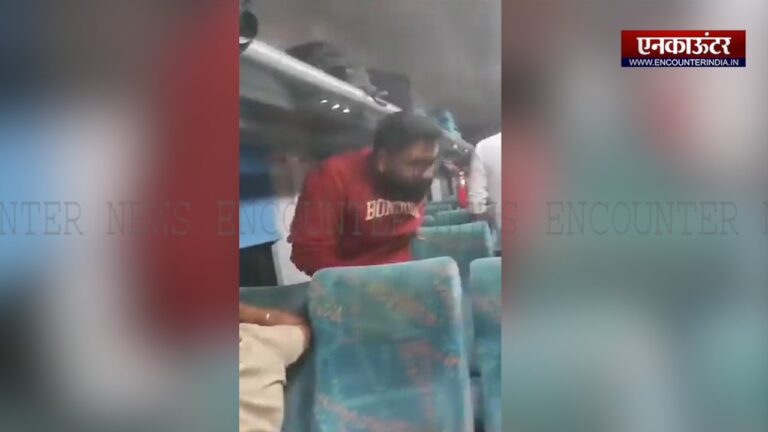 चलती ट्रेन के AC coach में दिखा सांप, लोगों में मचा हड़कंप, देखें वीडियो