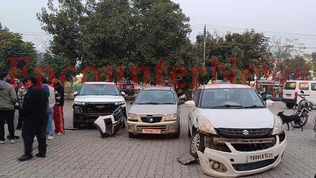 Jalandhar News: पार्किंग में खड़ी कई कारों को बेकाबू कार ने मारी टक्कर, हुई क्षतिग्रस्त, देखें वीडियो