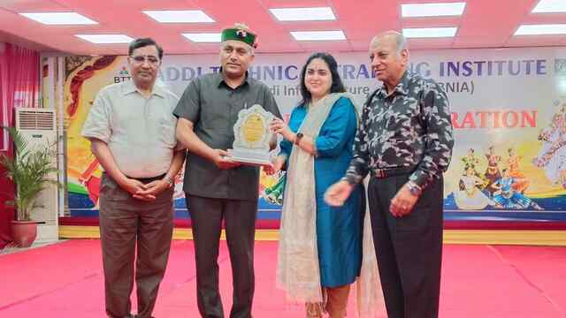 जरुरतमंद बच्चों को शिक्षा की लौ दिखाने वाले डा. रणेश राणा हुए सम्मानित