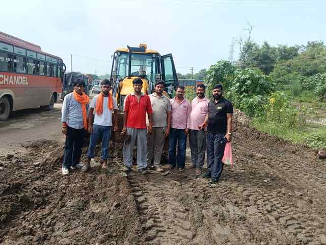 बजरंग दल ने 17 किलोमीटर लंबे हाईवे के खड्डे भरने के लिए चलाई मुहिम