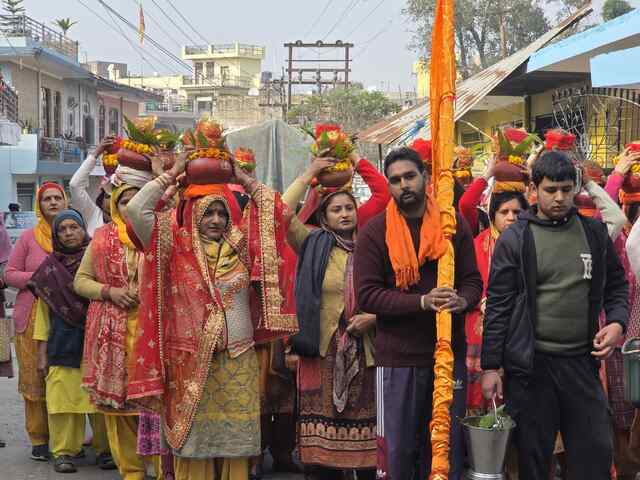 कोटला कलां में साप्ताहिक कथा का भव्य शुभारंभ, ऐतिहासिक शोभायात्रा में उमड़ा श्रद्धालुओं का जनसैलाब