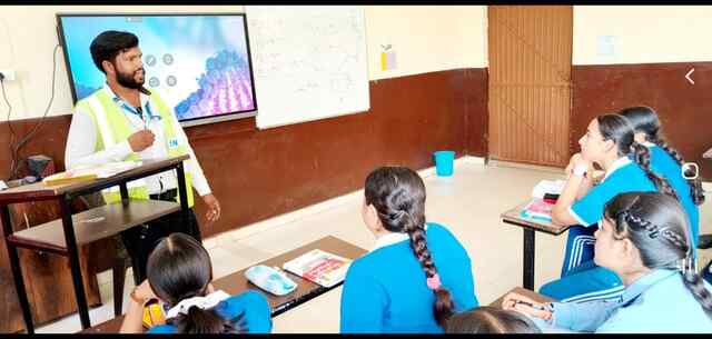 वशिष्ठ पब्लिक स्कूल का छात्र एयर इंडिया में दे रहा एयरक्राफ्ट इंजीनियर की सेवाएं