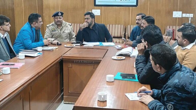 उपायुक्त ने सर्दियों और सूखे से निपटने की तैयारियों को लेकर की समीक्षा बैठक