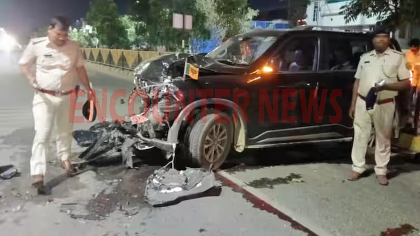 तेज रफ्तार कार चालक ने 3 पुलिसकर्मियों को टक्कर मारी, कांस्टेबल की मौत