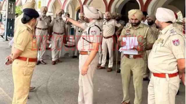 Punjab: तस्करों को पकड़ने गई पुलिस टीम पर हुआ हमला, महिला कर्मियों को भीड़ ने बालों से घसीटा, 2 गिरफ्तार