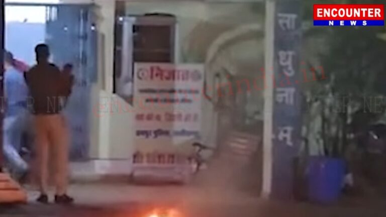 पति से नोक-झोक पर पत्नी ने उठाया भयानक कदम, 2 महीने का बच्चा व महिला गंभीर, देखें वीडियो