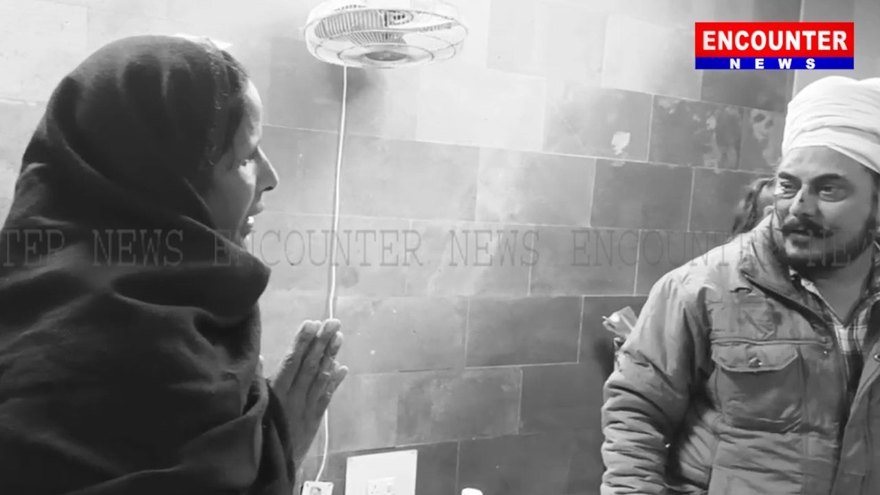 Punjab News: Bike सवार नौजवानों ने किया Police कर्मी पर हमला, देखें वीडियो
