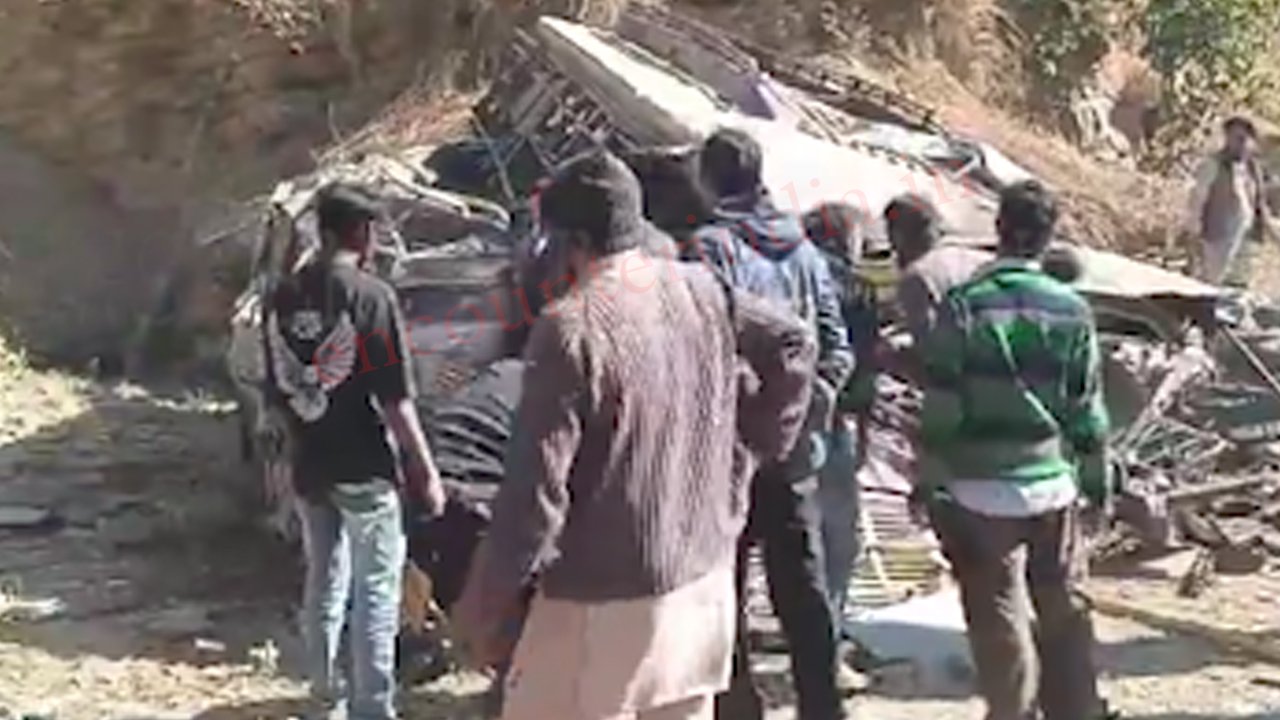 बड़ा हादसाः 200 फीट गहरी खाई में गिरी यात्रियों से भरी बस, कई लोगों के मरने की आंशका, देखें वीडियो