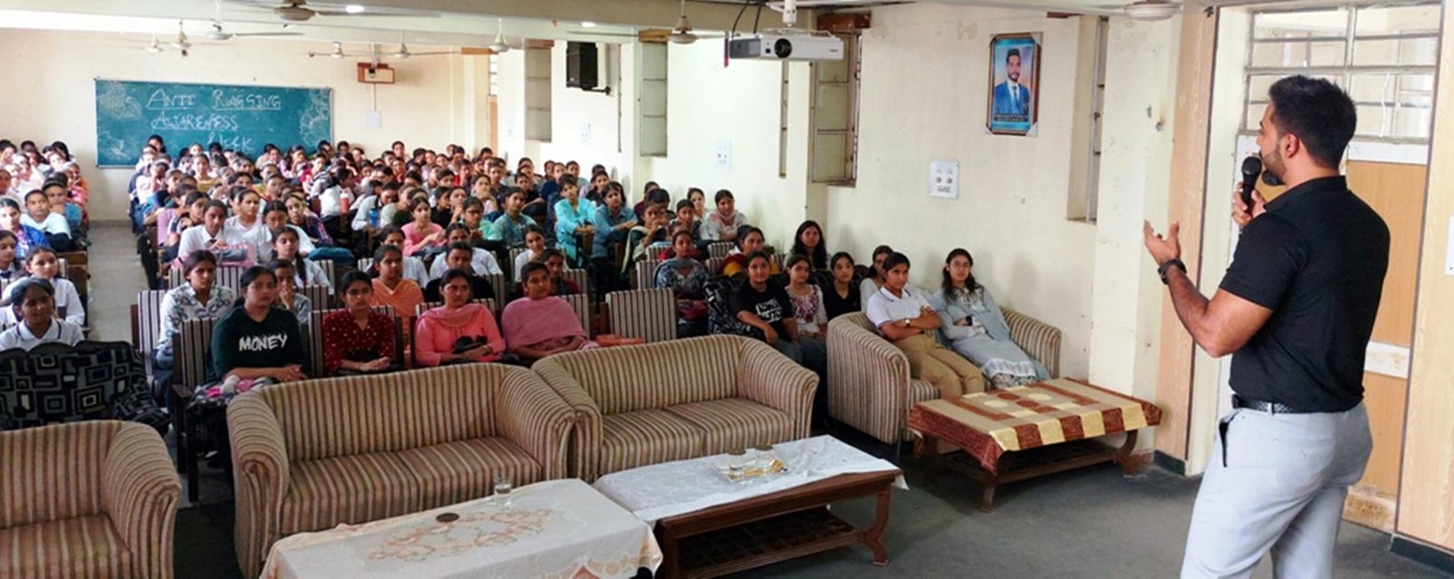 डीसी ने प्रतियोगी परीक्षाओं की तैयारी में जुटे बच्चों का किया मार्गदर्शन
