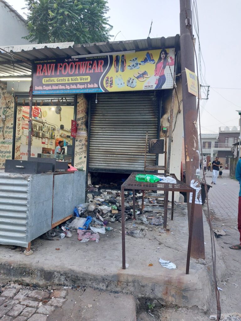 बद्दी सब्जी मंडी के समीप जली मनियारी की दुकान