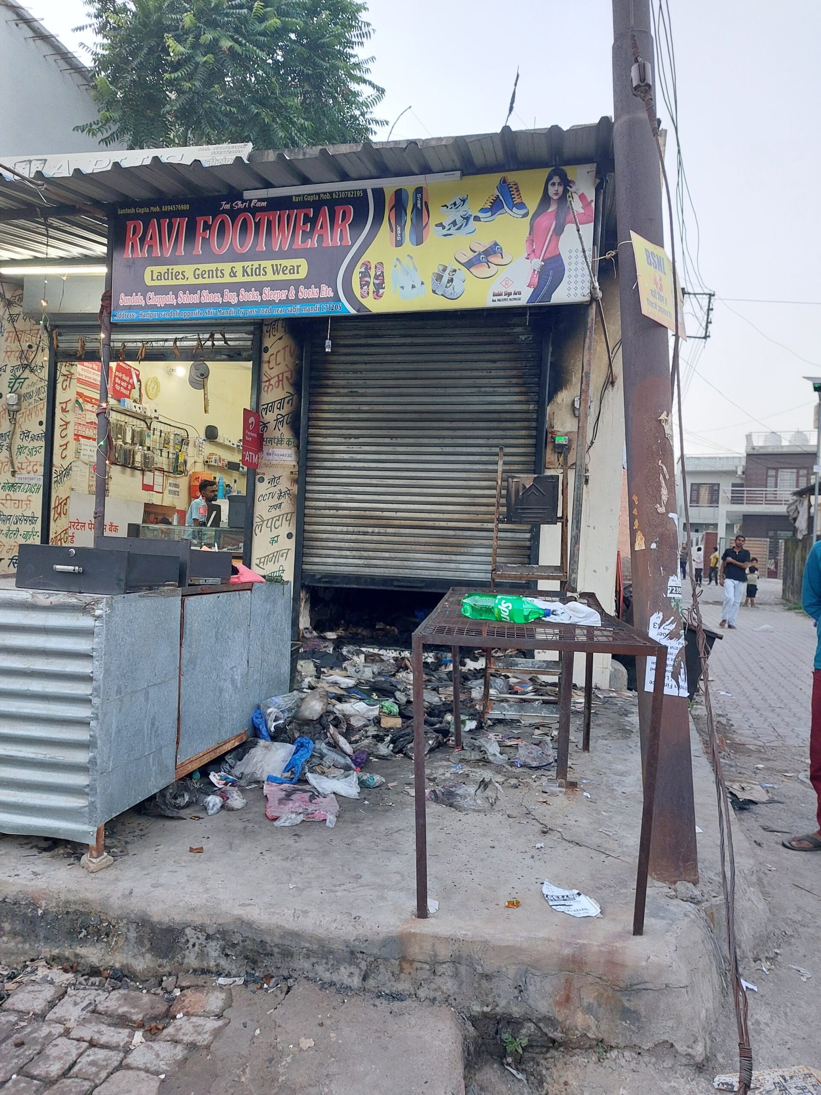 बद्दी सब्जी मंडी के समीप जली मनियारी की दुकान बद्दी सब्जी मंडी के समीप जली मनियारी की दुकान