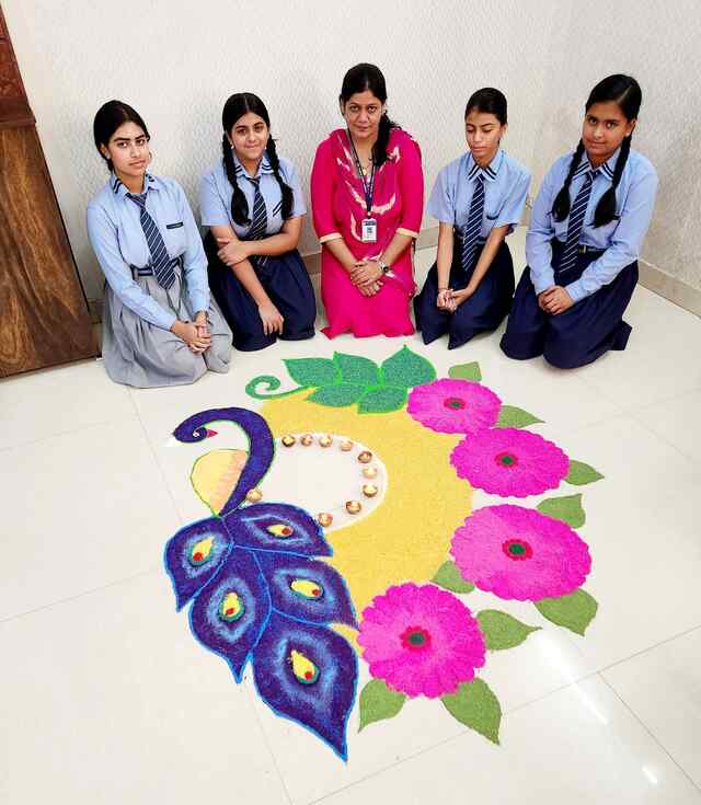 वशिष्ट पब्लिक स्कूल में रंगोली प्रतियोगिता का आयोजन