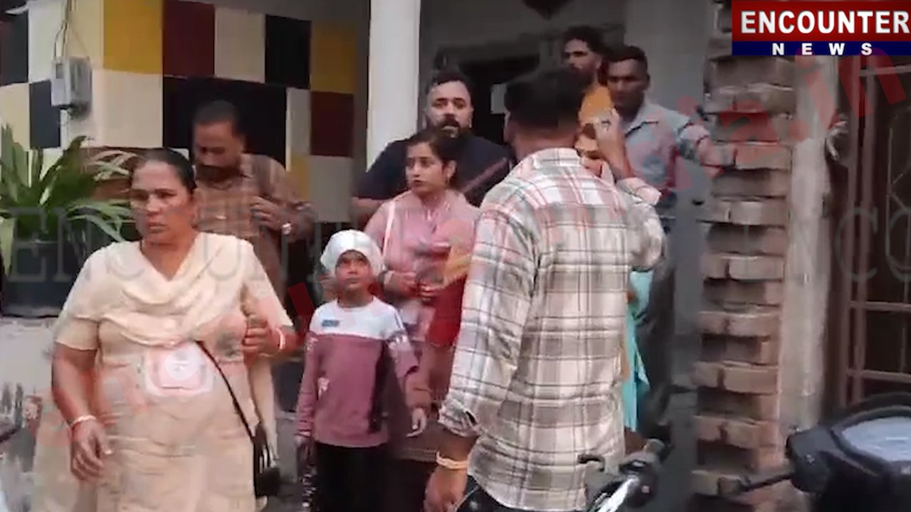 Punjab News: मशहूर धार्मिक स्थल पर श्रद्धालुओं और फोटोग्राफरों के बीच झगड़ा, CCTV में घटना कैद