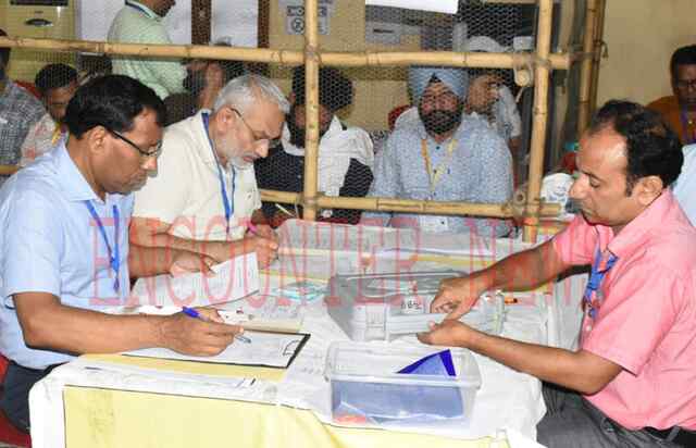 Jalandhar: उपचुनाव में Mohinder Bhagat 34709 मतों से आगे, वोटिंग काउंटर छोड़कर निकले Sheetal Angural