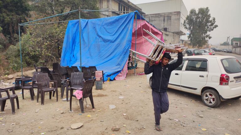 एस.डी.एम बददी की सूझबूझ से थमा विवाद, यूनियन ने हटाया अपना टैंट