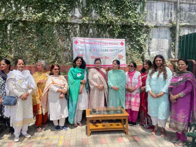 लेडी गवर्नर ने मानसिक पुनर्वास केंद्र में मरीजों को फल और मिठाइयां वितरित कीं