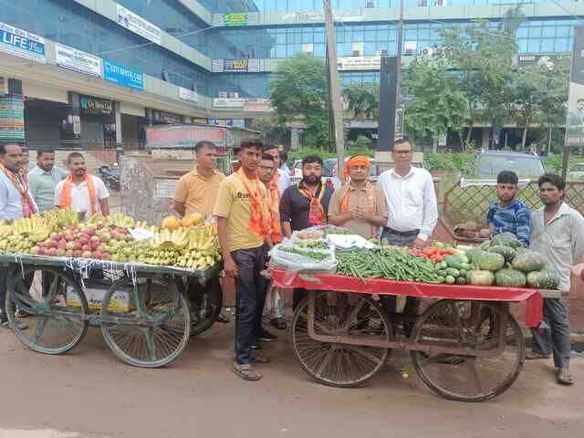 नगर निगम रेहड़ी फड़ी नही हटा पाई, तो श्री राम सेना ने भी बेची सब्जिया ओर फल