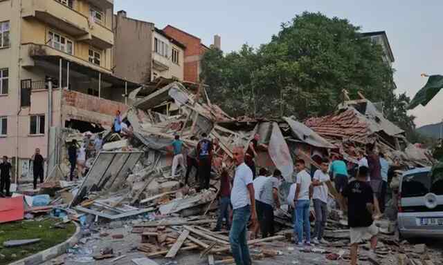 6.1 तीव्रता से लगे भूकंप के तेज झटके, कई इमारतें और दो मस्जिदों की मीनारें गिरीं, देखें वीडियो