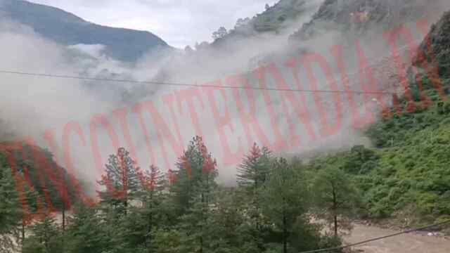 पागल नाला के पास भारी भूस्खलन से सड़क बंद, रास्ते में फंसे लोग, देखें वीडियो